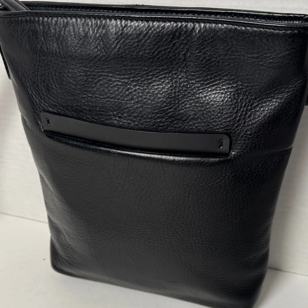 TANO Vintage 90s Minimal Sleek Black Pebble Leather Adjustable Crossbody Bag - Picture 2 of 16
